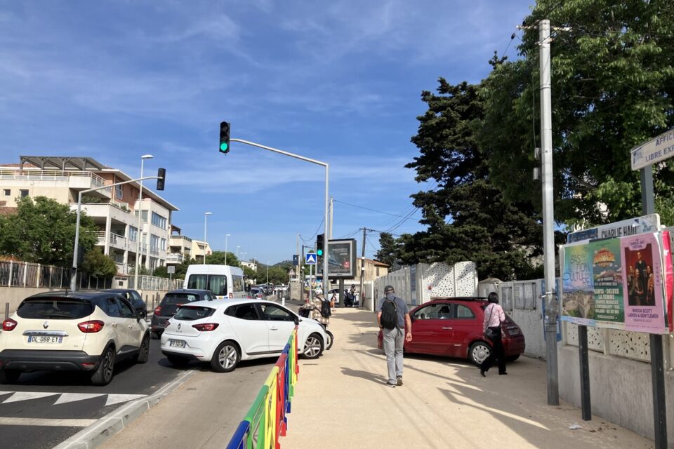 Aux heures, les voitures sont contraintes de se garer sur la piste cyclables et les trottoirs.