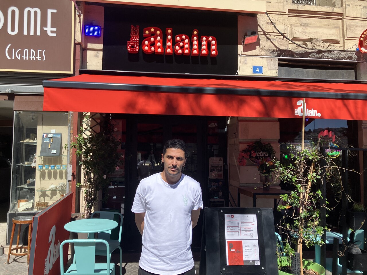 Dans cette rue emblématique de Marseille, "on travaille tous les jours avec la peur"