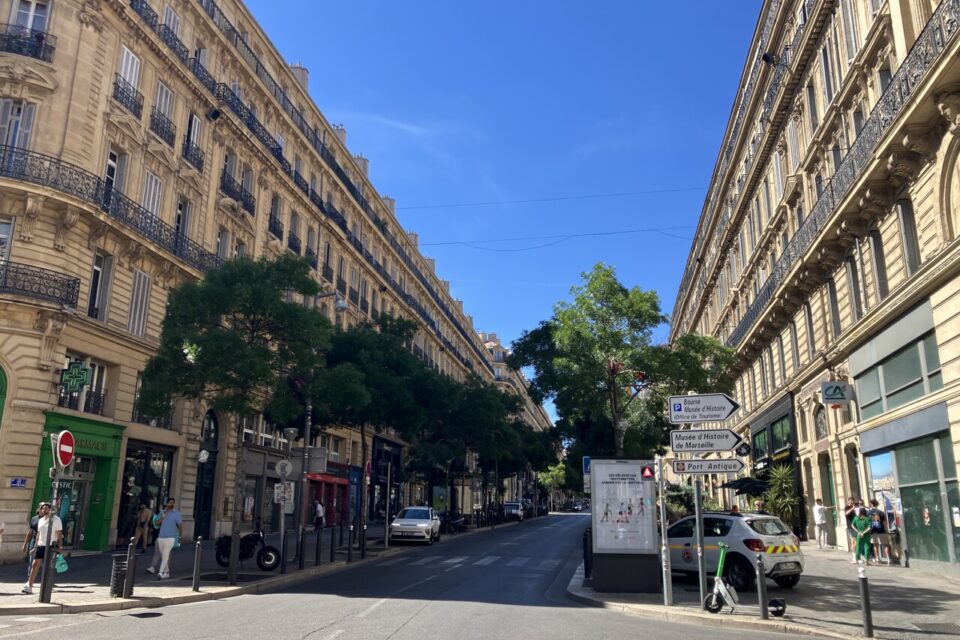 Avec son architecture haussmannienne, la rue de la République détonne à Marseille.
