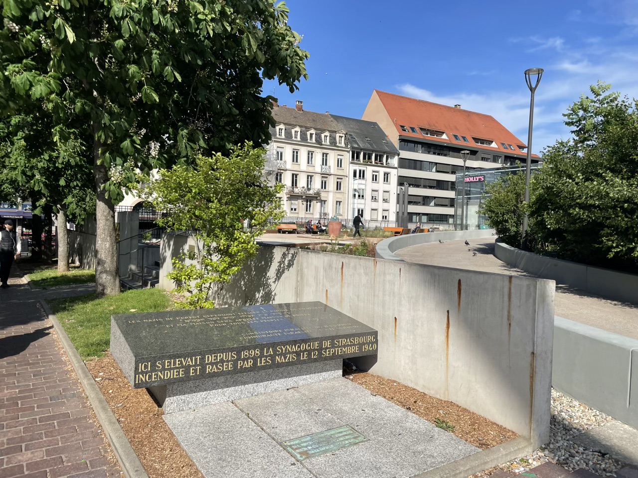 À Strasbourg, deux croix gammées découvertes à côté du jardin mémoriel de la Shoah