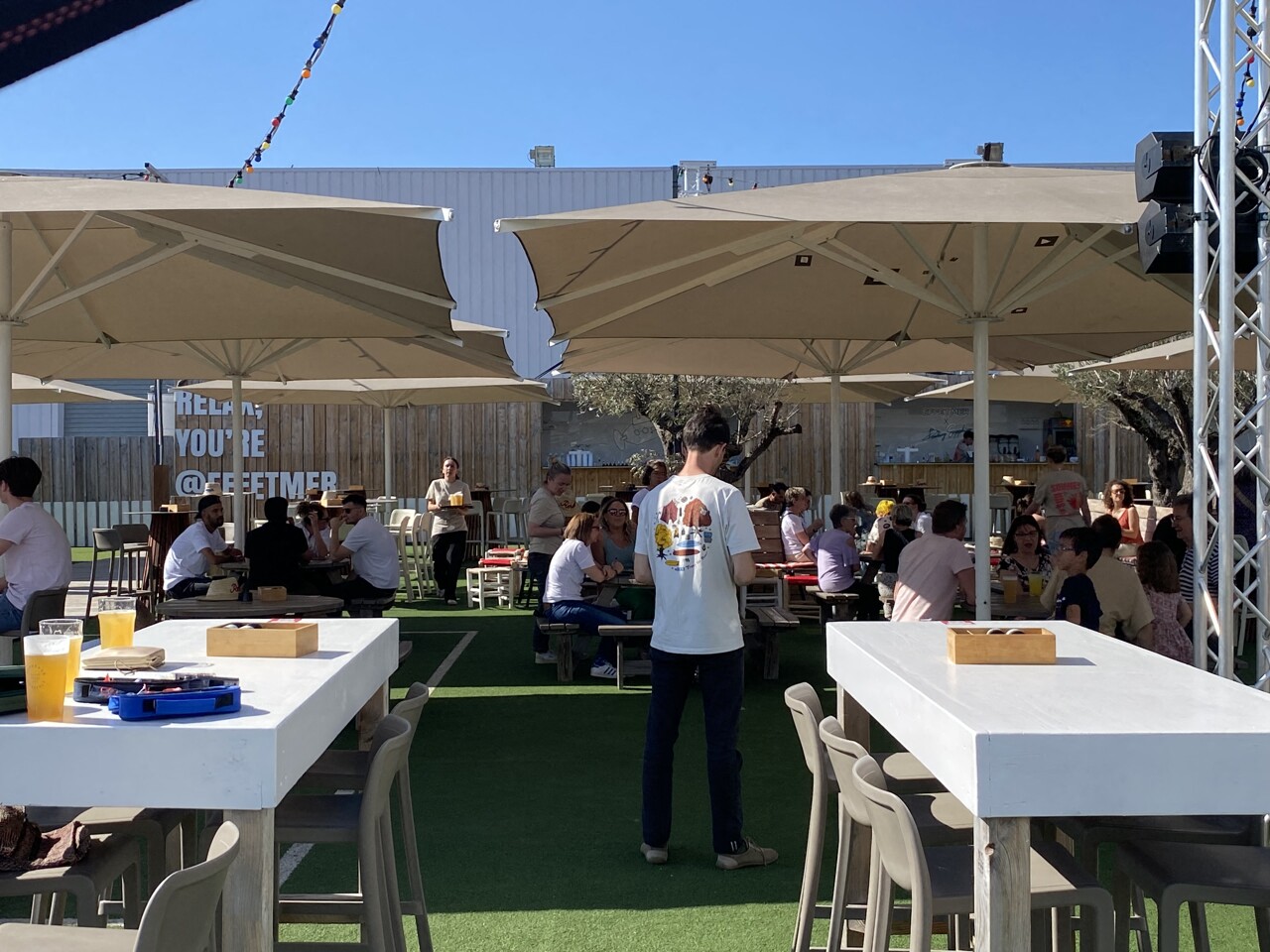 Cette incontournable terrasse de 2 500 m2 vient de rouvrir au bord des bassins à flot de Bordeaux