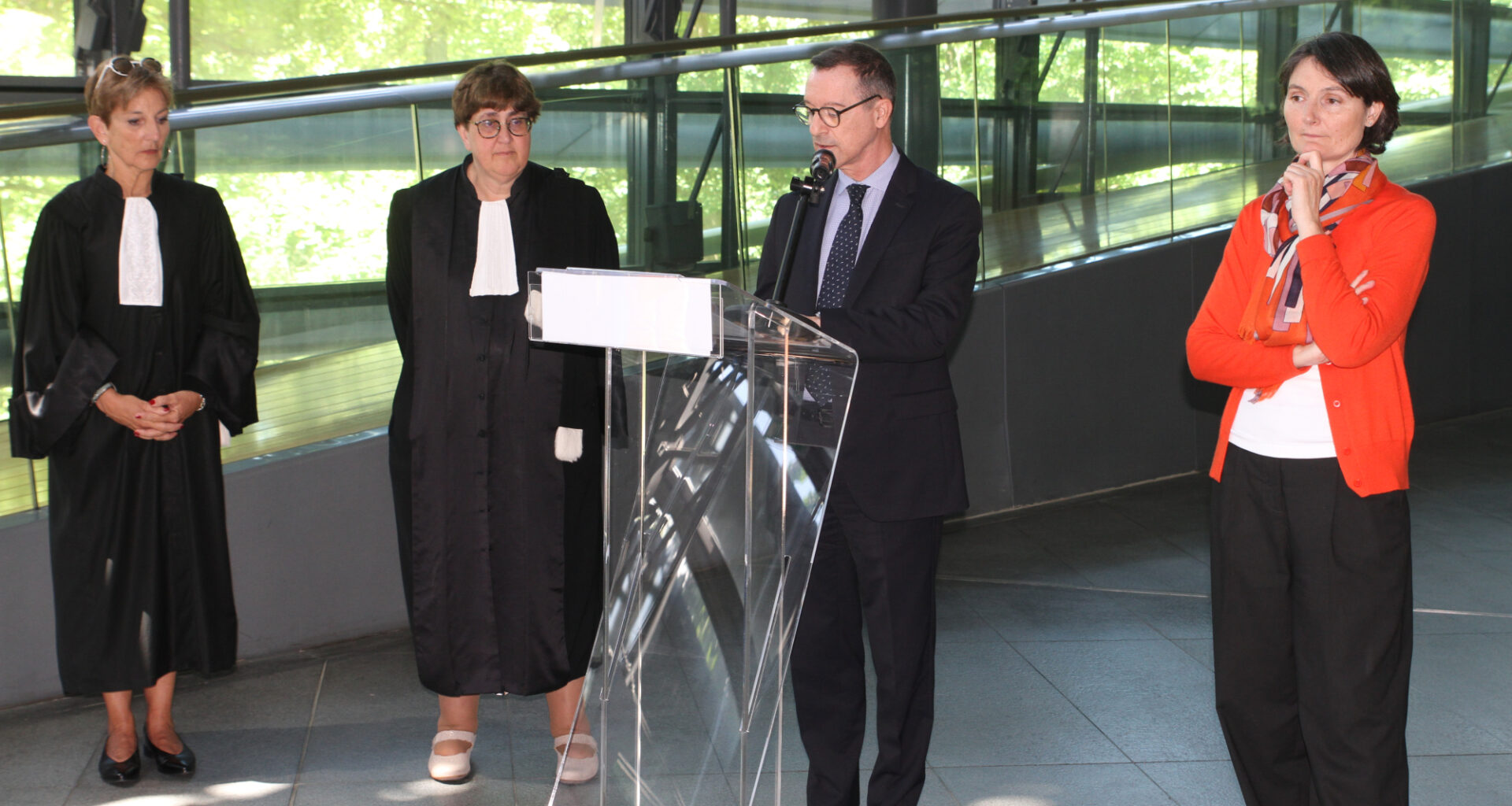 Attaque d'Incarville : recueillement au palais de justice de Grenoble