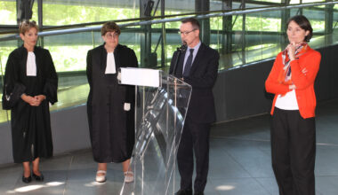 Attaque d'Incarville : recueillement au palais de justice de Grenoble