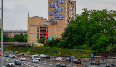 Lyon. C'est quoi ces nombreux visages collés sur un immeuble visible depuis le périphérique ?