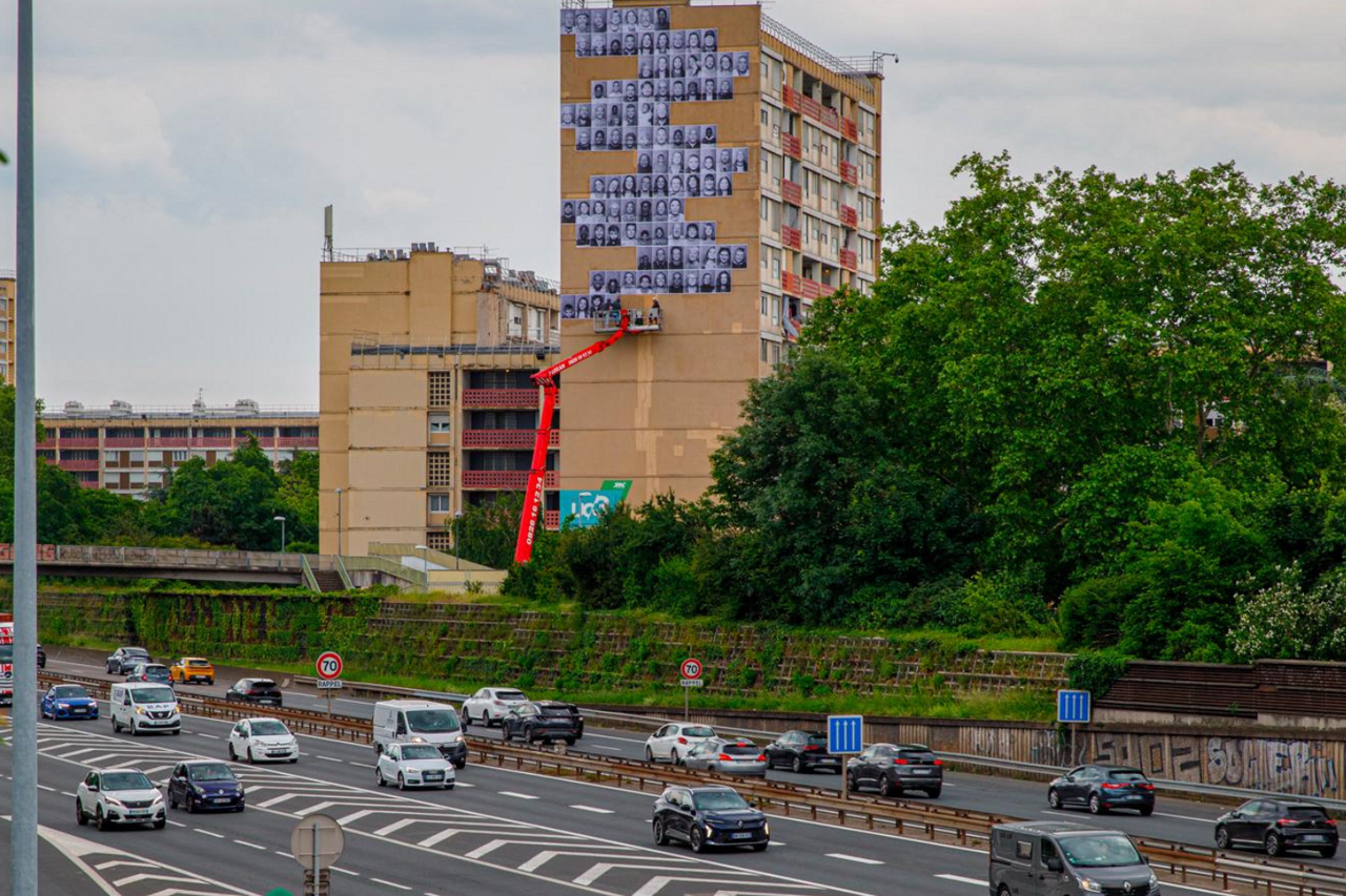 Lyon. C'est quoi ces nombreux visages collés sur un immeuble visible depuis le périphérique ?