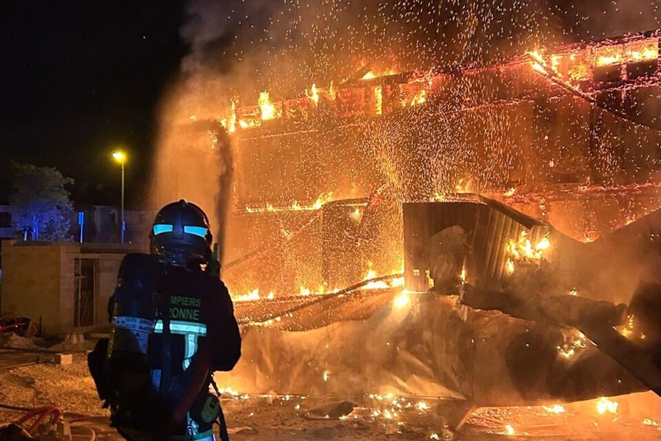 Un violent incendie a touché le McDonald's de Montrabé près de Toulouse dans la nuit.