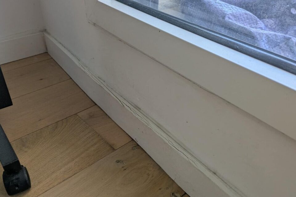 Les infiltrations à l'étage dans le logement neuf d'Hedi. 