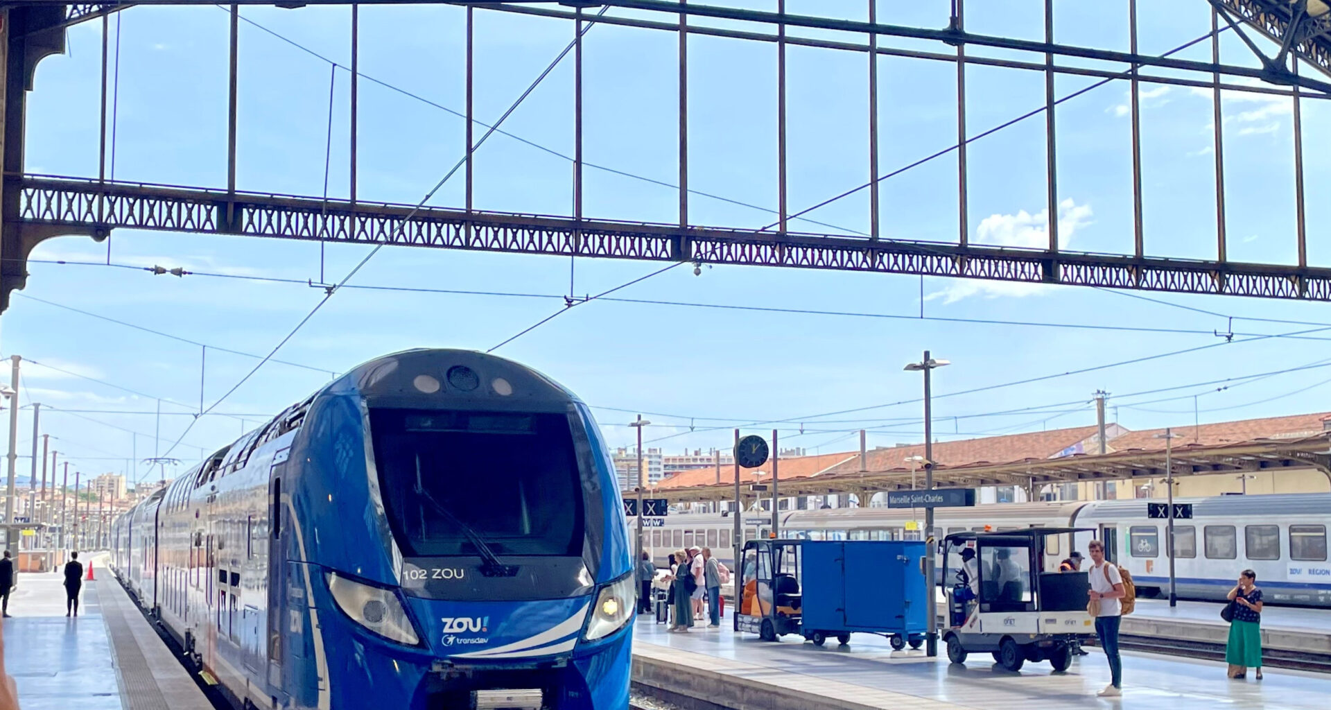 © A.A. - La première rame Omneo fait son entrée en gare de Marseille Saint-Charles. Dès 5h57, le 29 juin, elle assurera l’une des 14 liaisons quotidiennes sur l’axe Marseille-Toulon-Nice, opérées par Transdev.