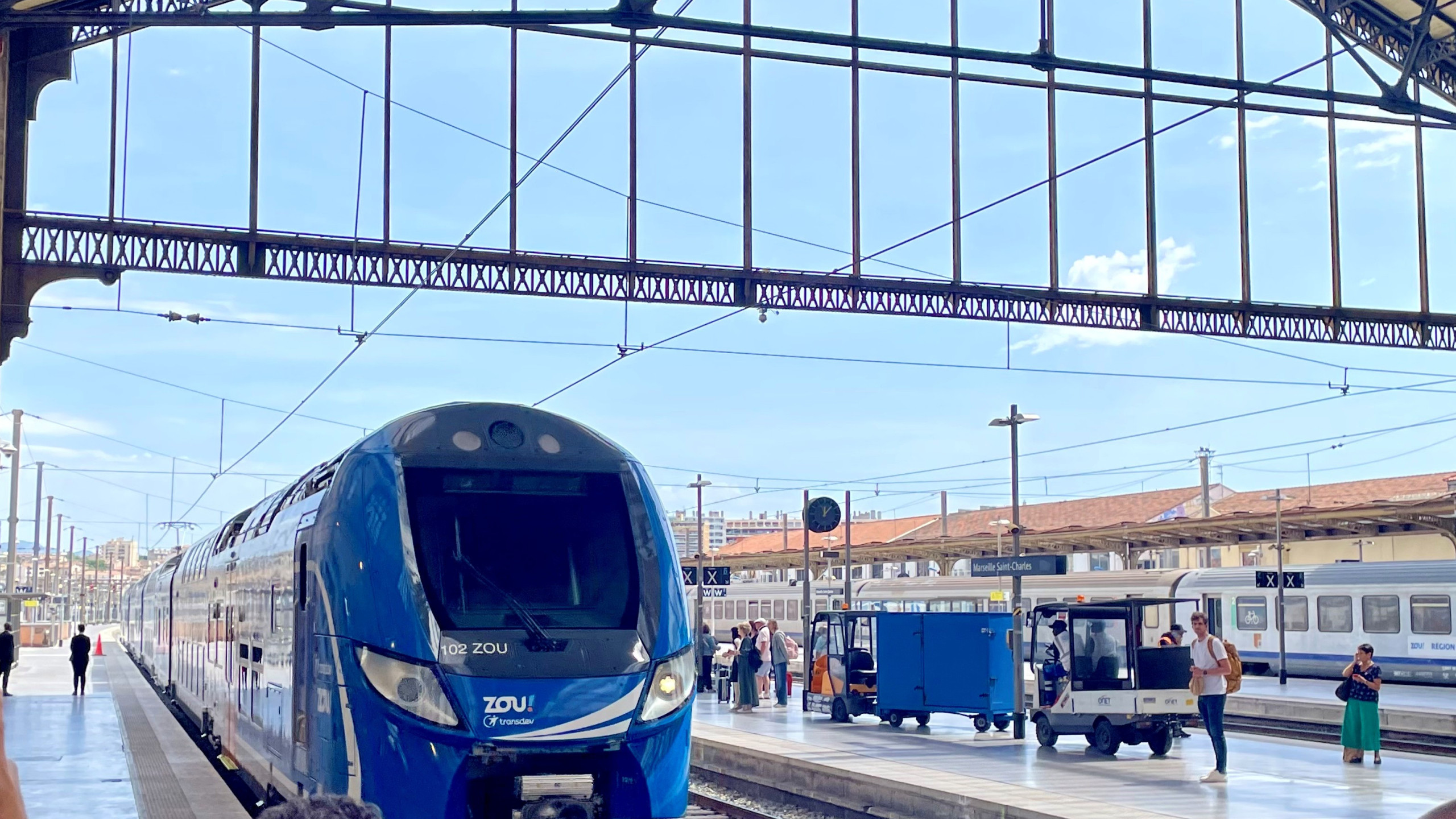© A.A. - La première rame Omneo fait son entrée en gare de Marseille Saint-Charles. Dès 5h57, le 29 juin, elle assurera l’une des 14 liaisons quotidiennes sur l’axe Marseille-Toulon-Nice, opérées par Transdev.