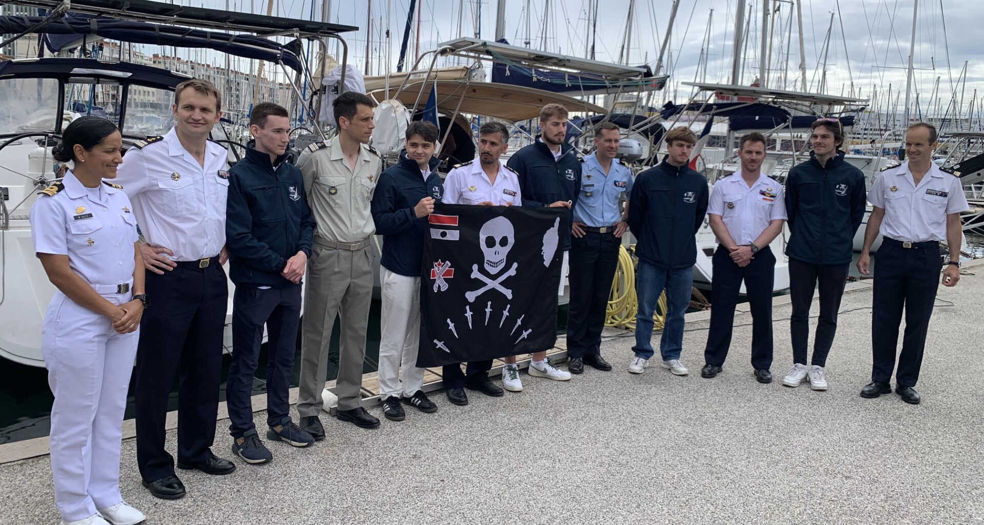S.F. - Les équipages présentent leur drapeau aux sept dagues représentant les sept missions opérations spéciales du Casabianca menées en Corse.