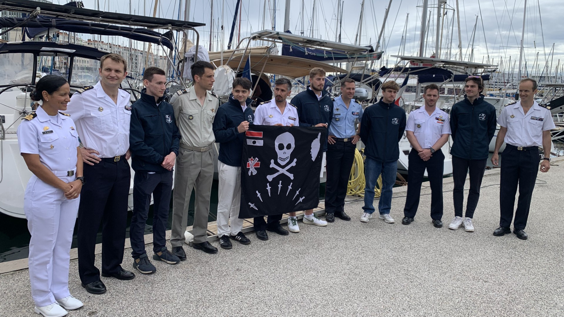 S.F. - Les équipages présentent leur drapeau aux sept dagues représentant les sept missions opérations spéciales du Casabianca menées en Corse.