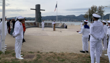 © S. Foliot - La cérémonie de prise de commandement se tenait à la Tour royale, aux monuments d'hommage aux sous-mariniers disparus.