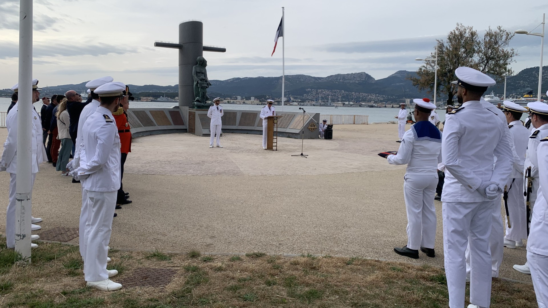 © S. Foliot - La cérémonie de prise de commandement se tenait à la Tour royale, aux monuments d'hommage aux sous-mariniers disparus.