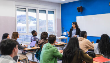 Shutterstock - L'accompagnement des élèves est aussi un critère à prendre en compte pour choisir un bon lycée.