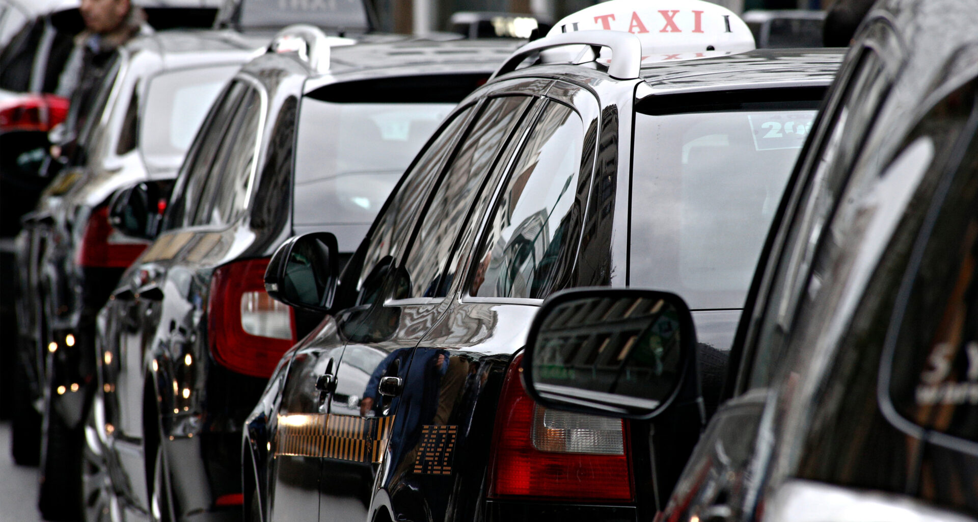 Shutterstock - Les taxis en colère vont organiser des opérations escargot aux entrées de Marseille ce lundi 19 mai. Attention aux embouteillages.
