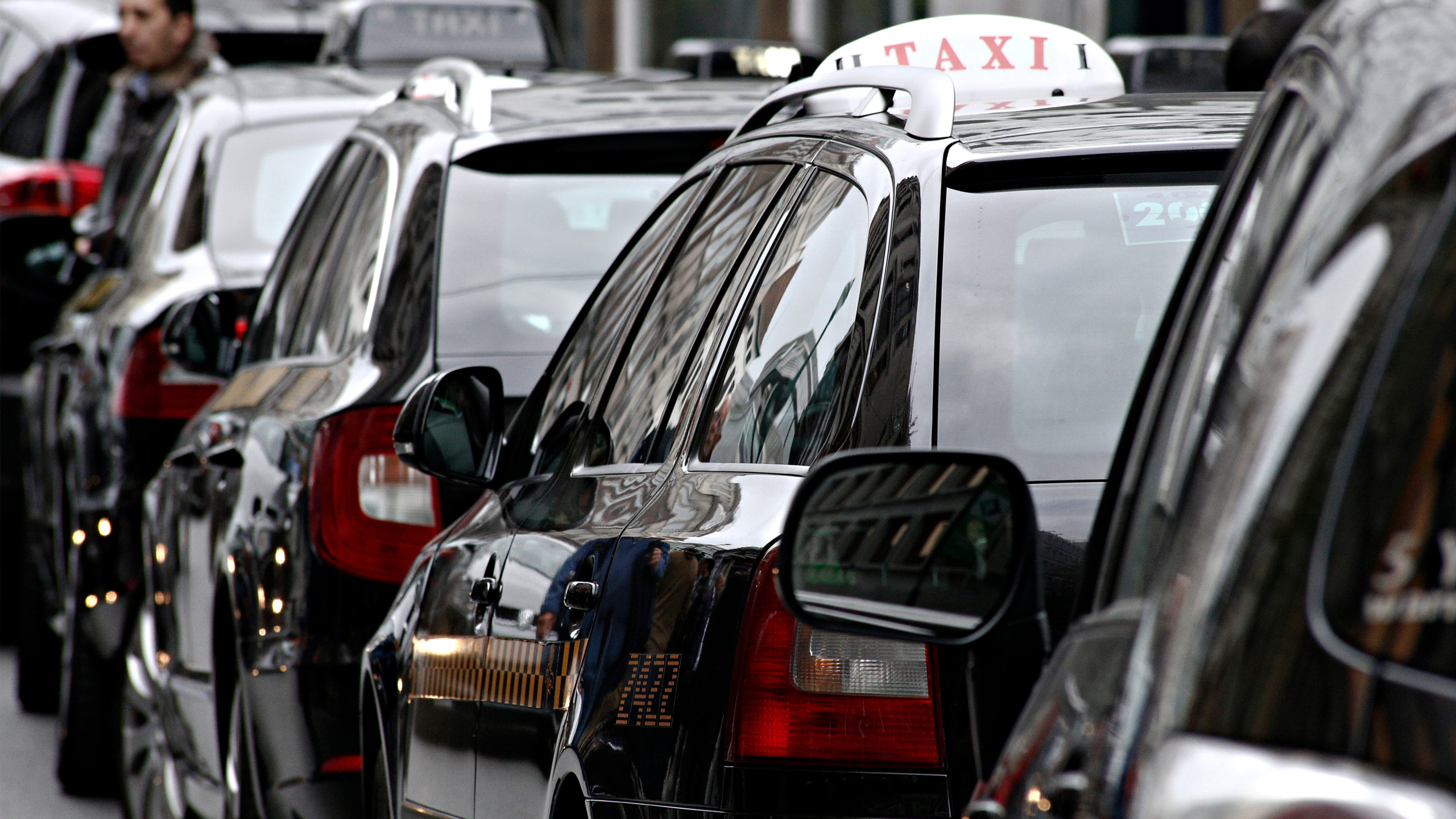 Shutterstock - Les taxis en colère vont organiser des opérations escargot aux entrées de Marseille ce lundi 19 mai. Attention aux embouteillages.
