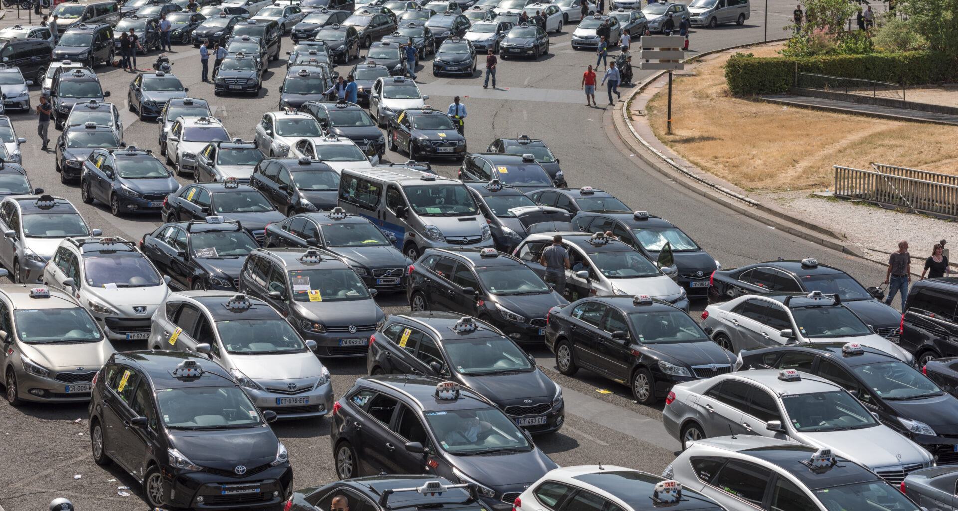 Shutterstock - Les taxis du Var vont venir de l'Ouest de Toulon en opération escargot sur l'A50 et entrer dans Marseille.