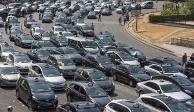 Shutterstock - Les taxis du Var vont venir de l'Ouest de Toulon en opération escargot sur l'A50 et entrer dans Marseille.