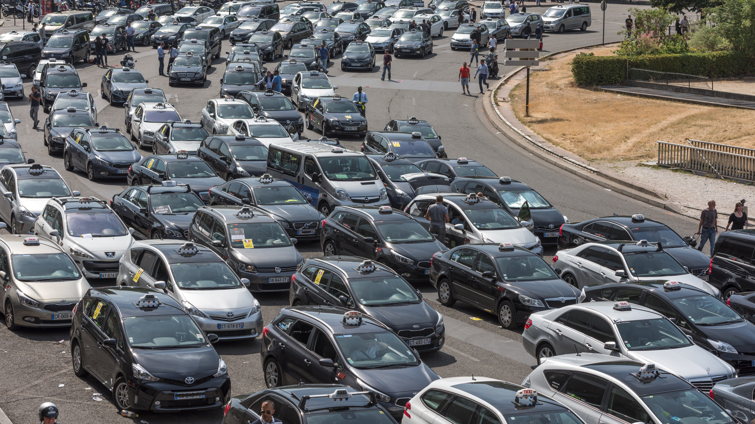 Shutterstock - Les taxis du Var vont venir de l'Ouest de Toulon en opération escargot sur l'A50 et entrer dans Marseille.
