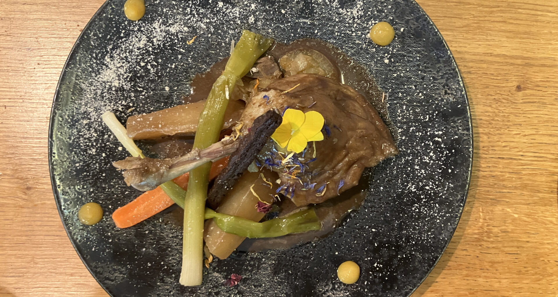© Eric Séveyrat - Le délicieux canard cuit longuement à feu doux flanqué de ses navets marteaux du restaurant l'Ame sœur à Lyon.
