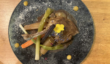 © Eric Séveyrat - Le délicieux canard cuit longuement à feu doux flanqué de ses navets marteaux du restaurant l'Ame sœur à Lyon.