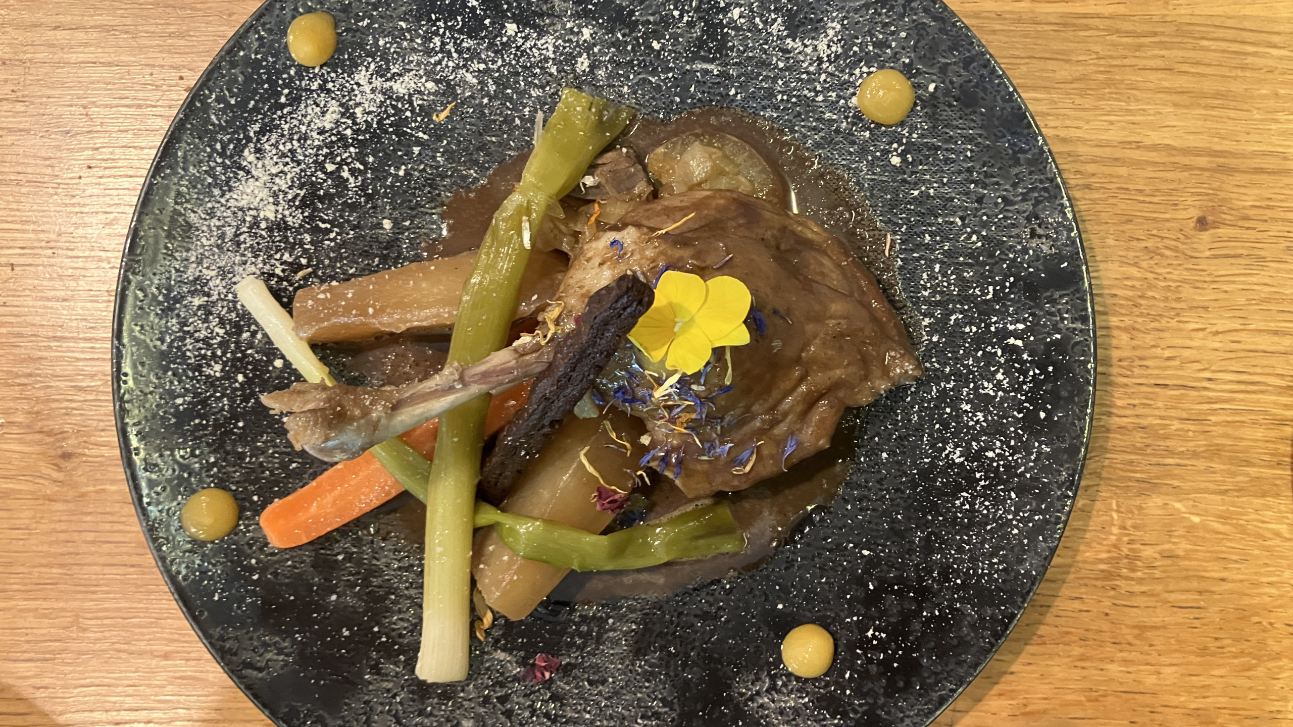 © Eric Séveyrat - Le délicieux canard cuit longuement à feu doux flanqué de ses navets marteaux du restaurant l'Ame sœur à Lyon.