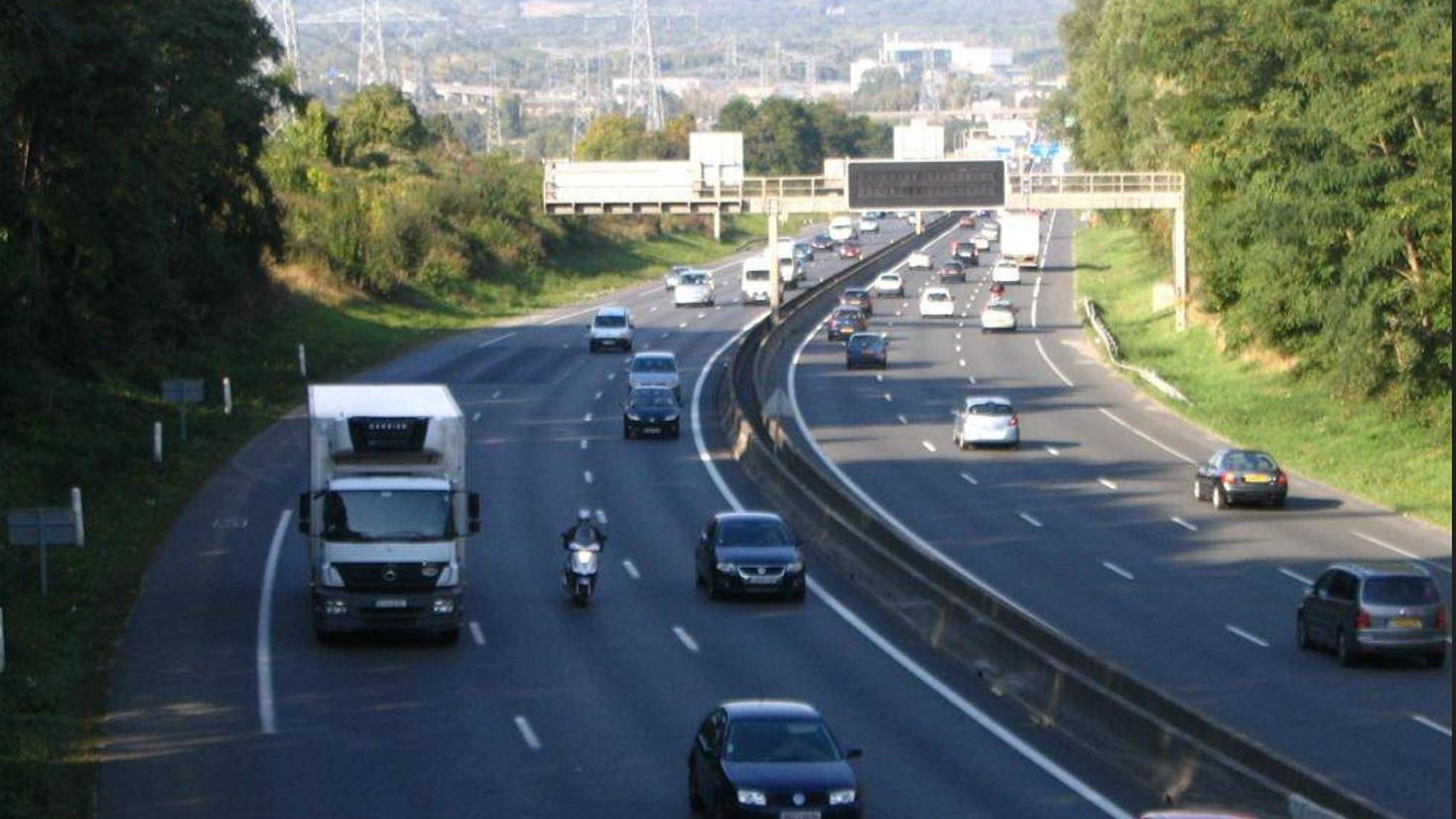 DR - Expérimenté depuis mars par la Direction des routes d’Île-de-France, le projet de voies réservées sur l’A 104 est contesté par trois communes riveraines.