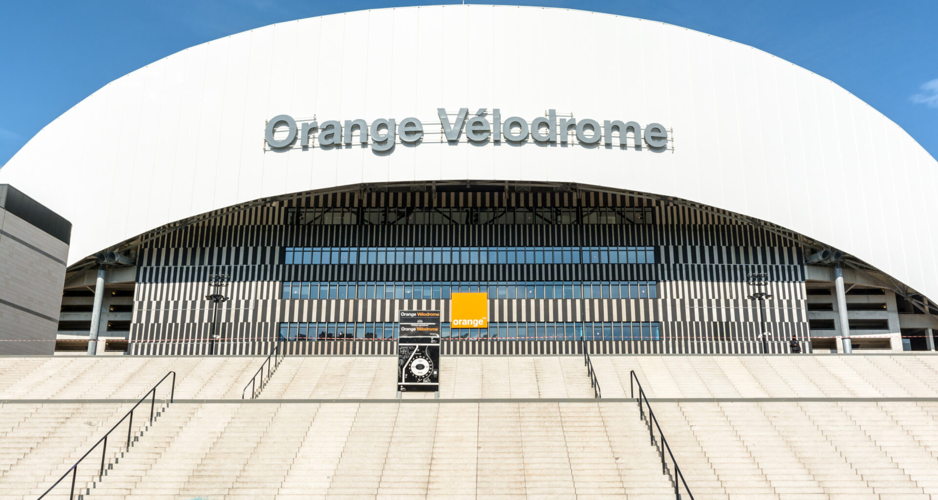 © Shutterstock - La statue en hommage à Bernard Tapie va être inaugurée le 16 mai devant le stade Orange Vélodrome.