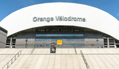 © Shutterstock - La statue en hommage à Bernard Tapie va être inaugurée le 16 mai devant le stade Orange Vélodrome.