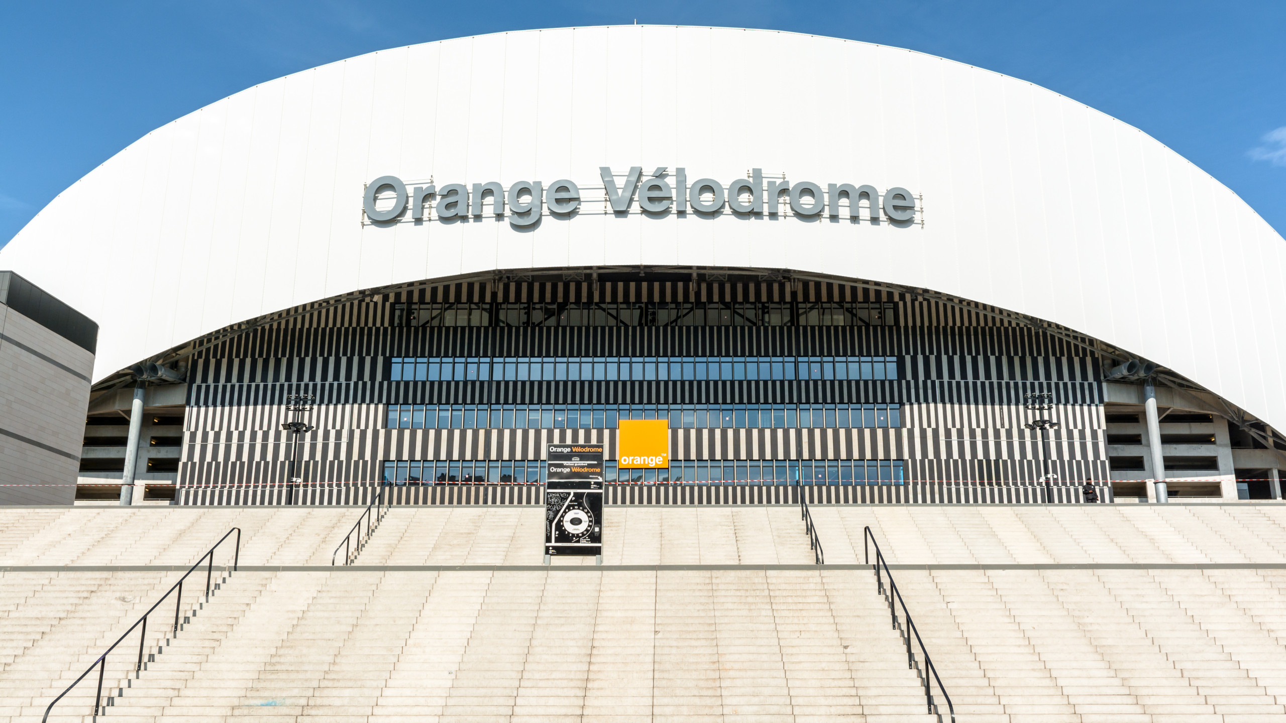 © Shutterstock - La statue en hommage à Bernard Tapie va être inaugurée le 16 mai devant le stade Orange Vélodrome.