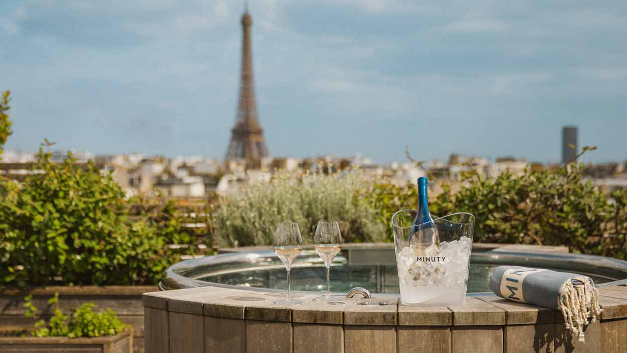 © Clélia Stevenard - La Villa Minuty s'installe sur les toits de Paris pour l'été.