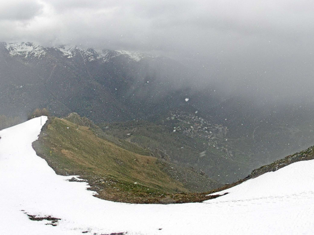 Près de Nice. La neige tombe en plein de mois mai sur ce secteur des Alpes-Maritimes