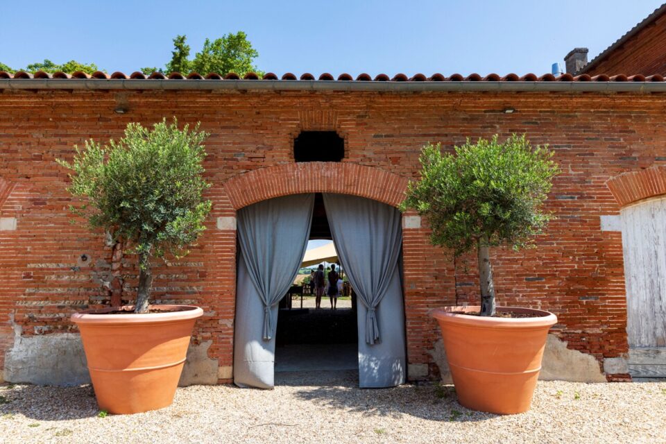 Le Domaine Py-R, le restaurant d'été du chef deux étoiles Pierre Lambinon, rouvre pour une deuxième saison. 