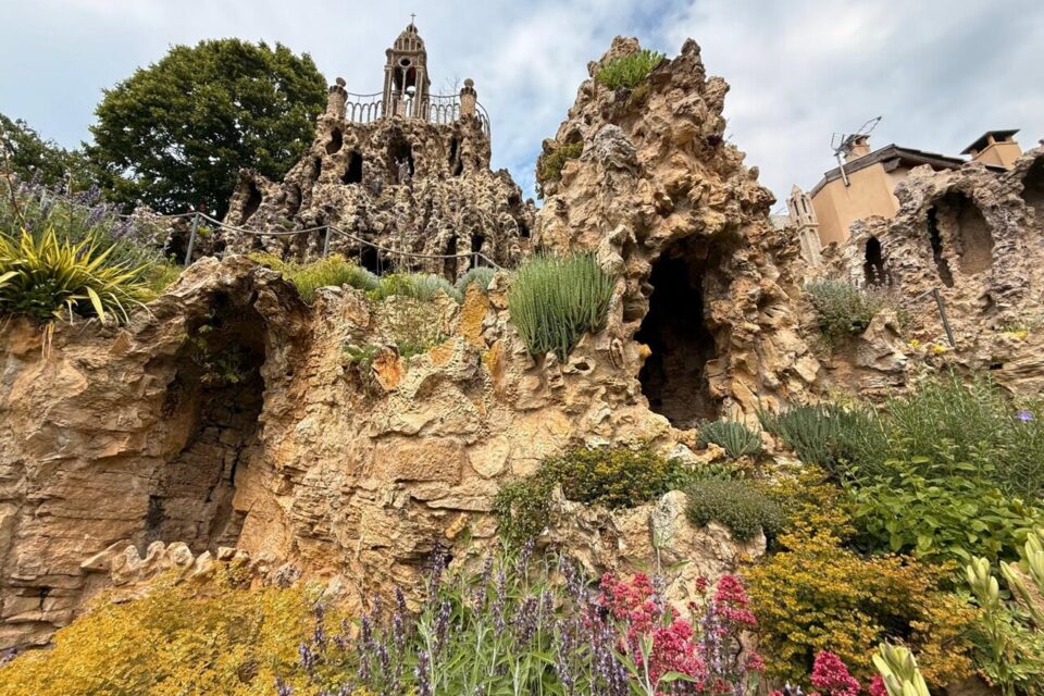 Construit par Frère François au début du XXe siècle, le jardin de rocailles de l’Ermitage mêle fantaisie, foi et nature. Un trésor caché à Saint-Cyr-au-Mont d’Or.