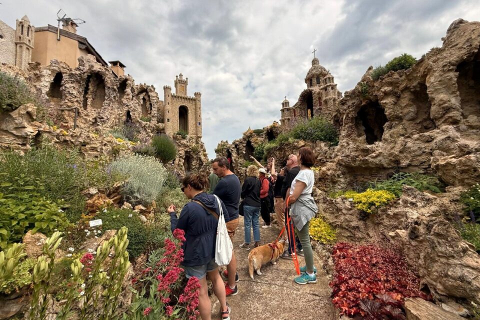 Construit par Frère François au début du XXe siècle, le jardin de rocailles de l’Ermitage mêle fantaisie, foi et nature. Un trésor caché à Saint-Cyr-au-Mont d’Or.