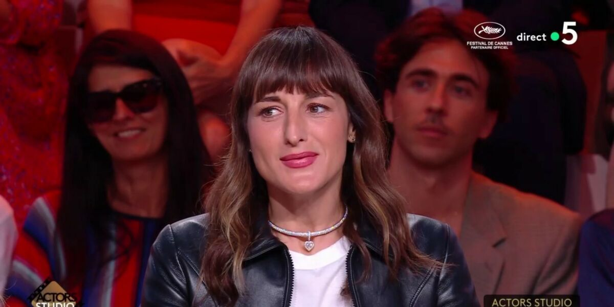 Juliette Armanet embarrassée dans C à Vous, Anne-Elisabeth Lemoine s'excuse après une demande insistante