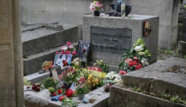 Volé en 1988, le buste de la tombe de Jim Morrison réapparaît par hasard à Paris