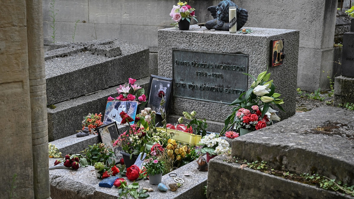Volé en 1988, le buste de la tombe de Jim Morrison réapparaît par hasard à Paris