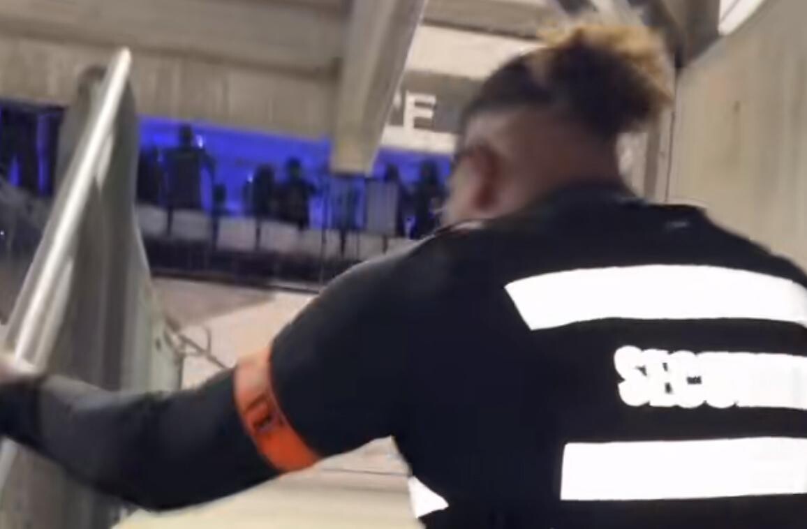 Habillés en (faux) agents de sécurité, ils entrent au Vélodrome