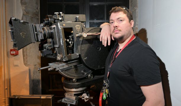 Julien Dumont, directeur du musée avec la caméra Vistavision de Paramount. Photo Frédéric Chambert