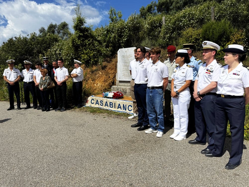 L'hommage au sous-marin Casabianca devant la stèle de l'anse de Topiti.