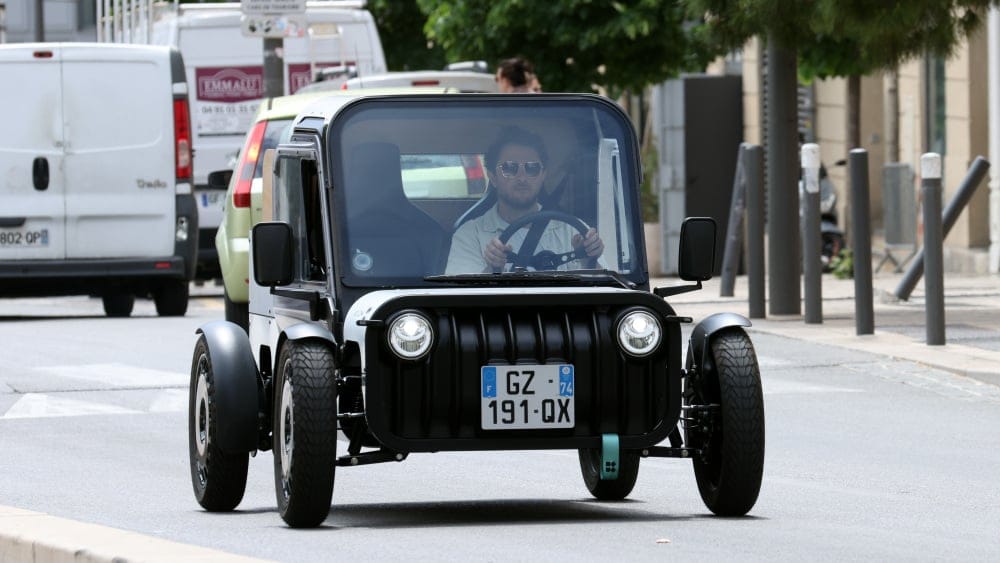 La Bagnole n'a pas grand-chose à voir avec les voitures traditionnelles. Sa face avant amusante, son grand pare-brise, ses roues découvertes intriguent les autres automobilistes, et les passants.