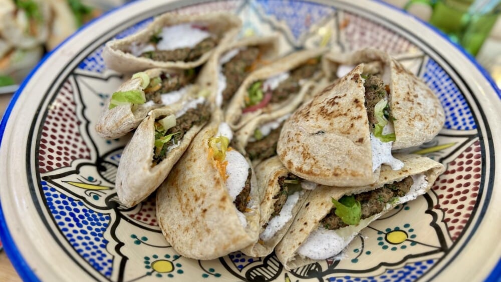 La cheffe Manon Flament a concocté une carte aux saveurs levantines, comme ici ce pain pita à la kefta smashée.