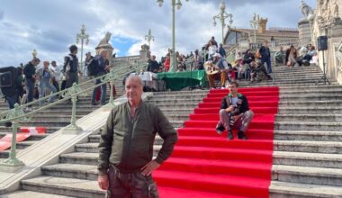 Un tapis rouge déroulé pour les sans-abri sur les marches de la gare Saint-Charles à Marseille