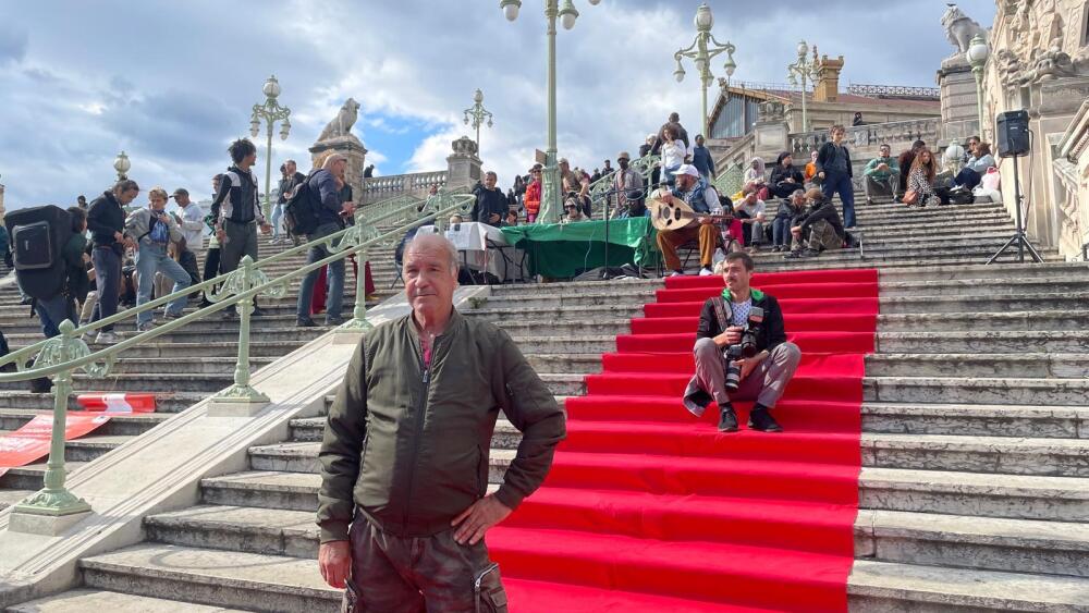 Un tapis rouge déroulé pour les sans-abri sur les marches de la gare Saint-Charles à Marseille