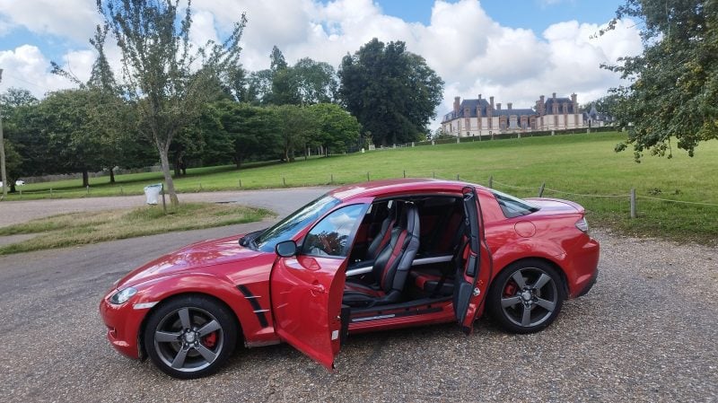 La Mazda RX-8 se démarque de la plupart des coupés par ses petites portes arrière à ouverture antagoniste.