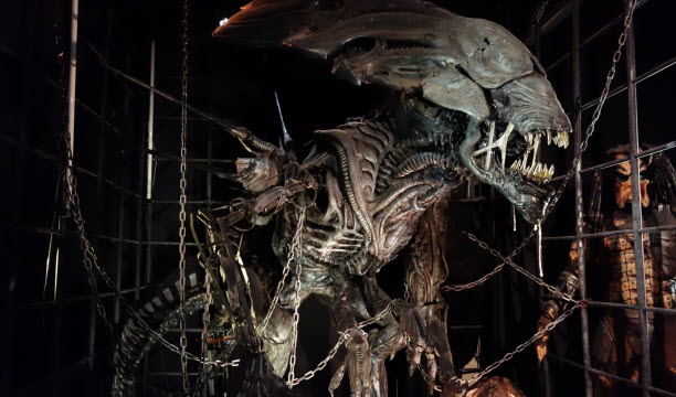 La reine Alien C’est l’une des plus imposantes du musée : la Reine Alien de James Cameron. Designée par le réalisateur lui-même pour le premier volet en 1986, elle a repris du service en 2004 pour Aliens vs predator et a dû être reconstruite. A l’origine, elle était télécommandée et activée par deux techniciens. Celle-ci est animatronique et entièrement automatisée. Elle « marche » encore d’ailleurs, mais est en cours de restauration après avoir subi les affres de visiteurs indélicats. Photo Delphine Givord