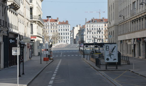 La rue Childebert, ici déserte lors du confinement, est l’une des plus animées de la ville.   Photo d’archives Frédéric Chambert