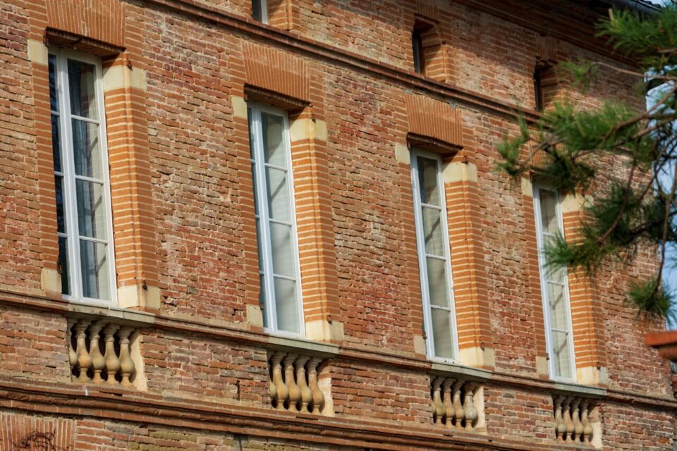 La bâtisse est une jolie maison de maître. 