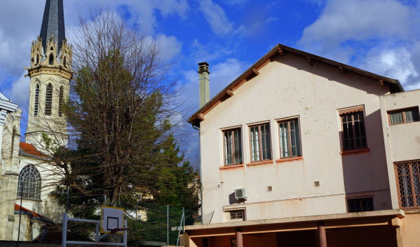 Le célèbre cinéma dans le quadrilatère de l'église, du CBL et du collège N-D de Bellecombe. Photo Mellot - Joseph-René